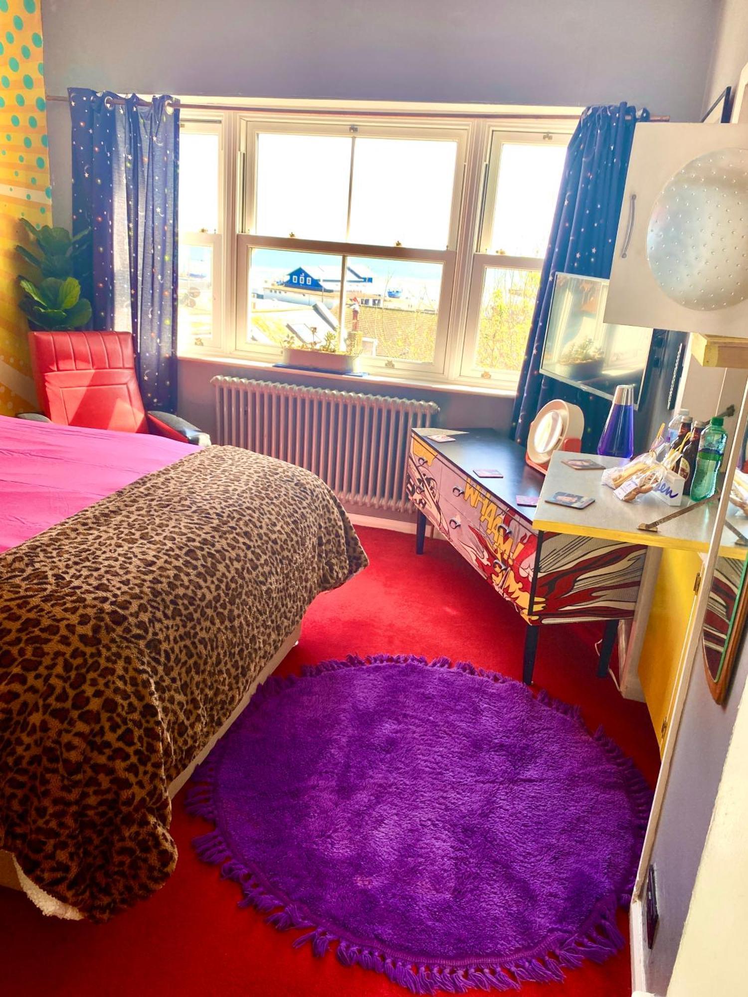 Pop Art Pad Heart Of Old Town With Parking! Lägenhet Hastings Exteriör bild